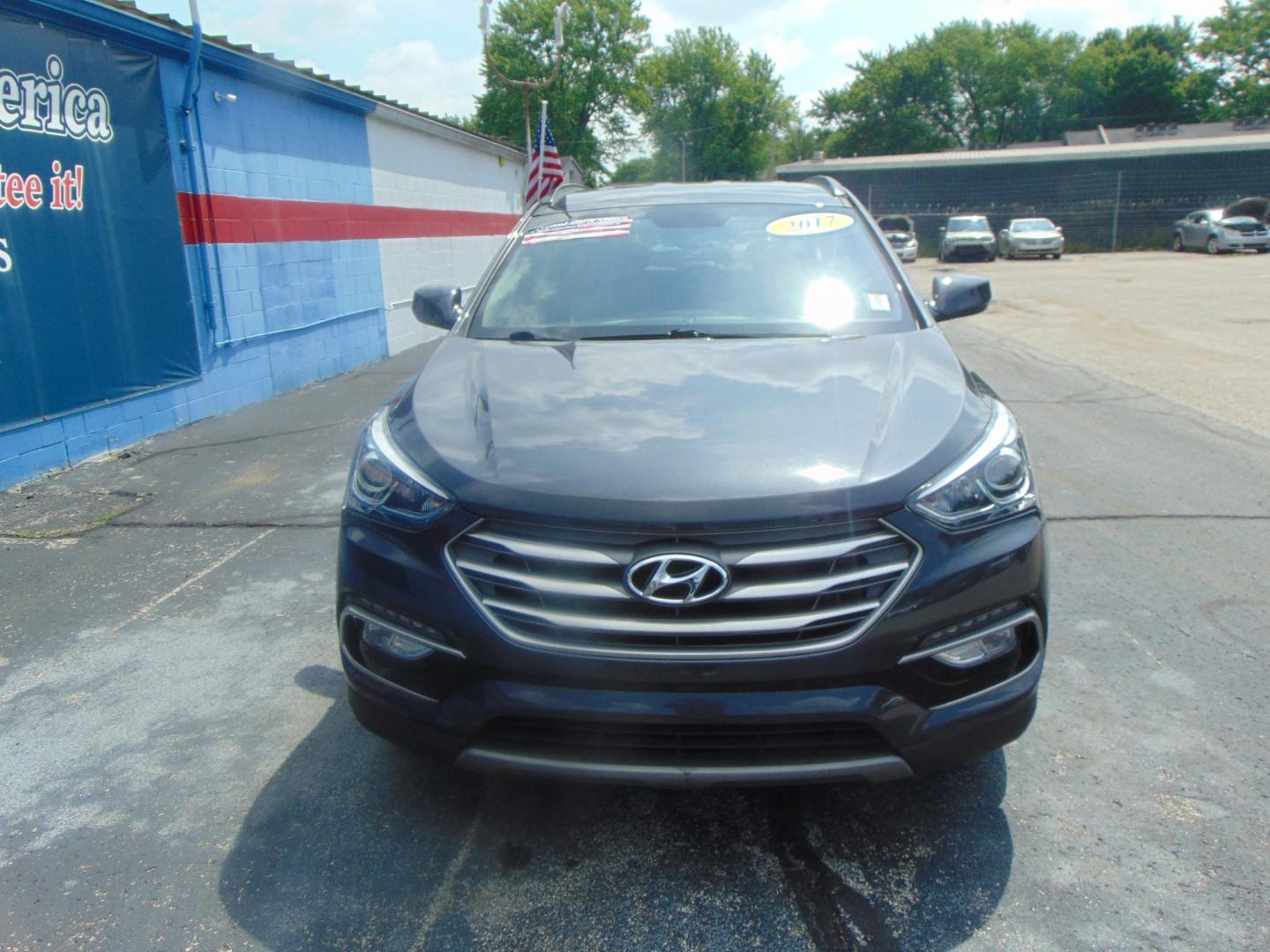 2017 Gray Hyundai Santa Fe Sport (5XYZU3LB2HG) with an 4-Cyl GDI 2.4 Liter engine, Auto, 6-Spd Shiftronic transmission, located at 2105 Dixie Hwy, Louisville, KY, 40210, (502) 772-3333, 38.220932, -85.795441 - Photo#2